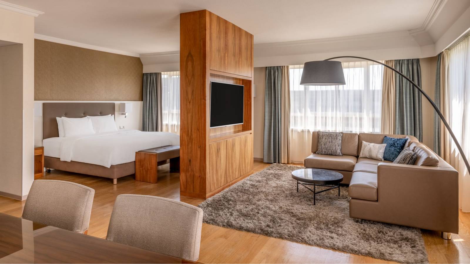 慕尼黑萬豪酒店 Loft Suite 臥室與起居區