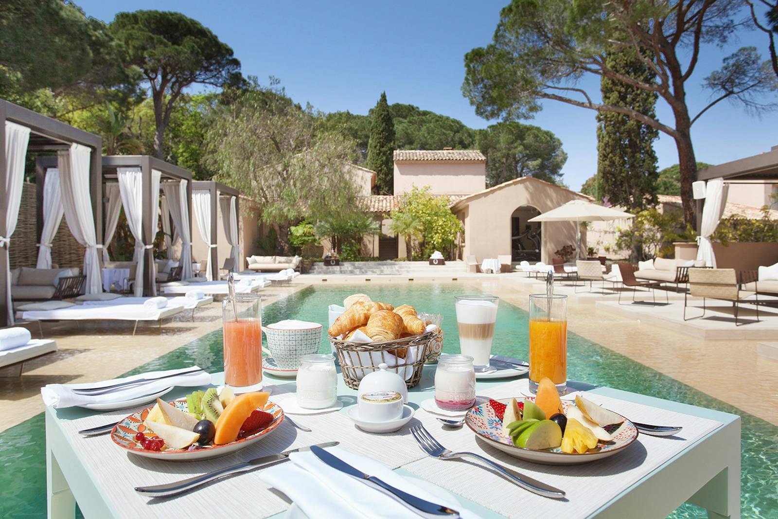 MUSE Saint-Tropez 泳池畔的早餐桌