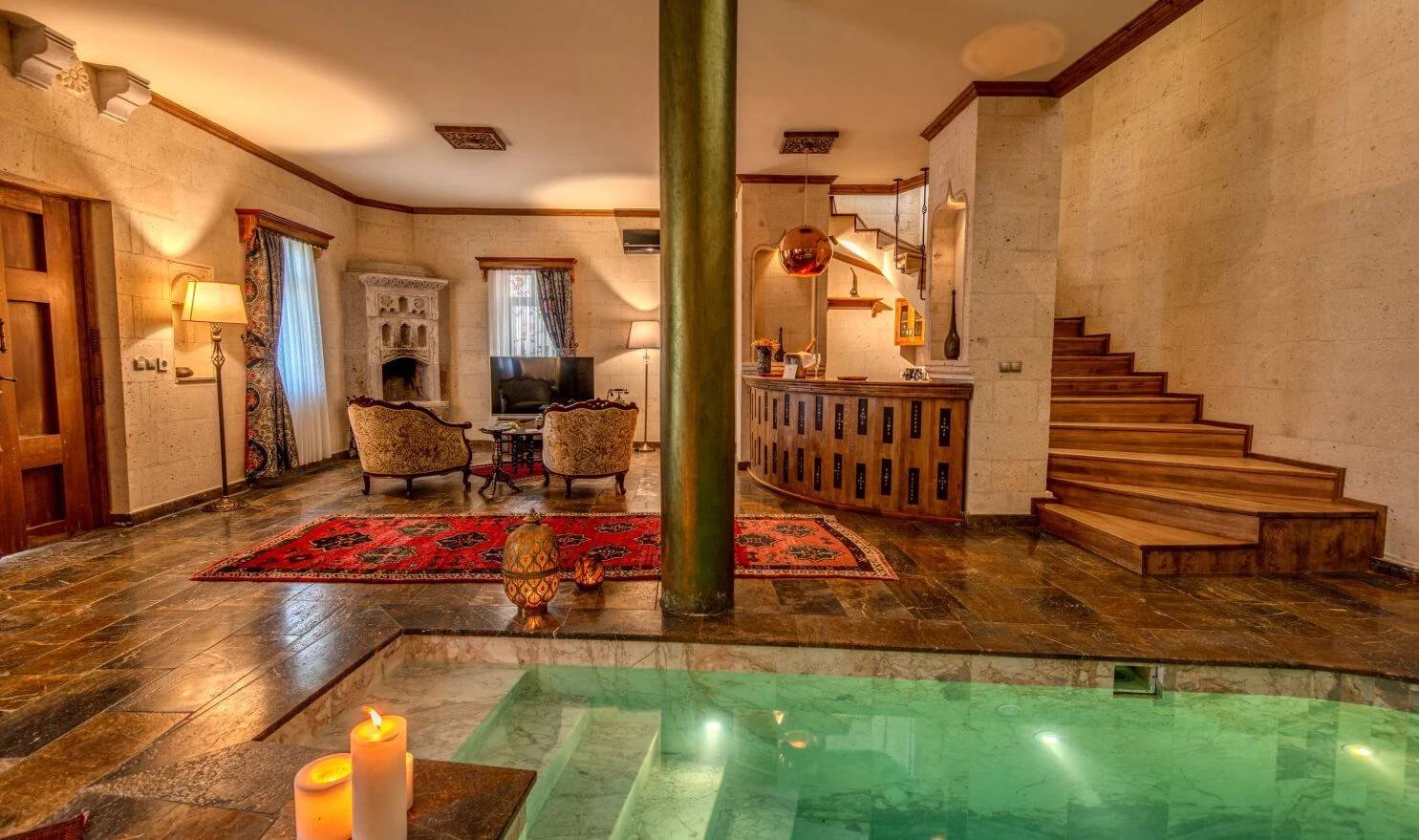 Museum Hotel Konak Pool Suite 室內私人泳池與起居區