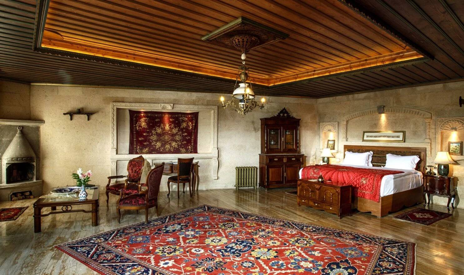 Museum Hotel Kubbeli 套房木質天花板起居空間