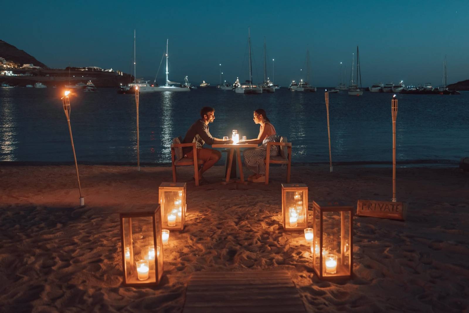 Mykonos Ammos Hotel 海灘上的燭光晚餐