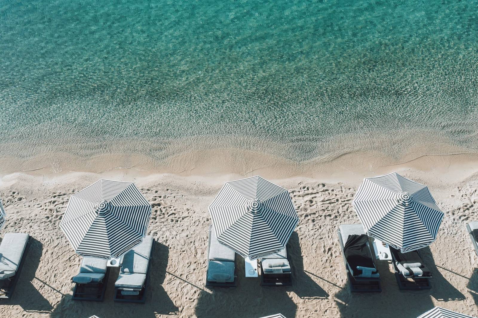 Mykonos Ammos Hotel 海灘住客專屬躺椅區