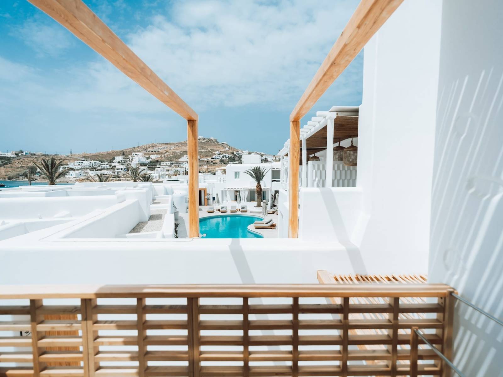 Mykonos Ammos Hotel 從套房露台望向戶外泳池
