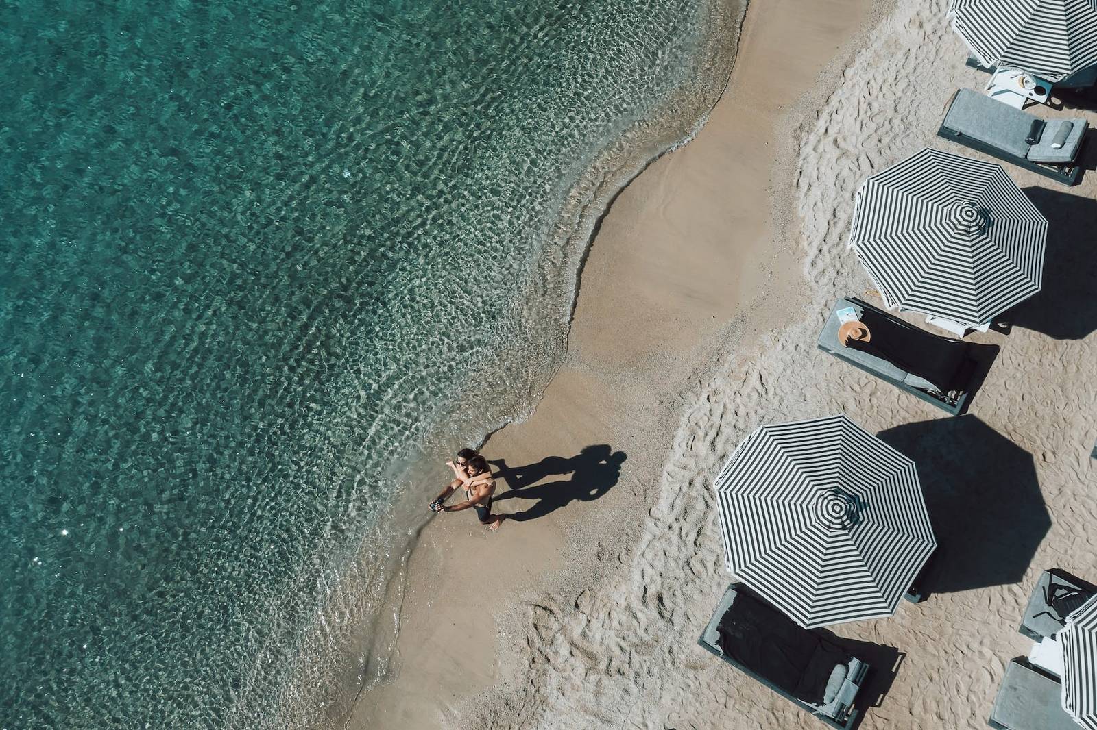 Mykonos Ammos Hotel 前的 Ornos 海灘與清澈海水