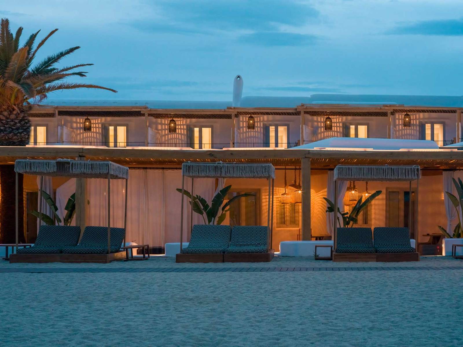 Mykonos Ammos Hotel 傍晚的海灘前套房