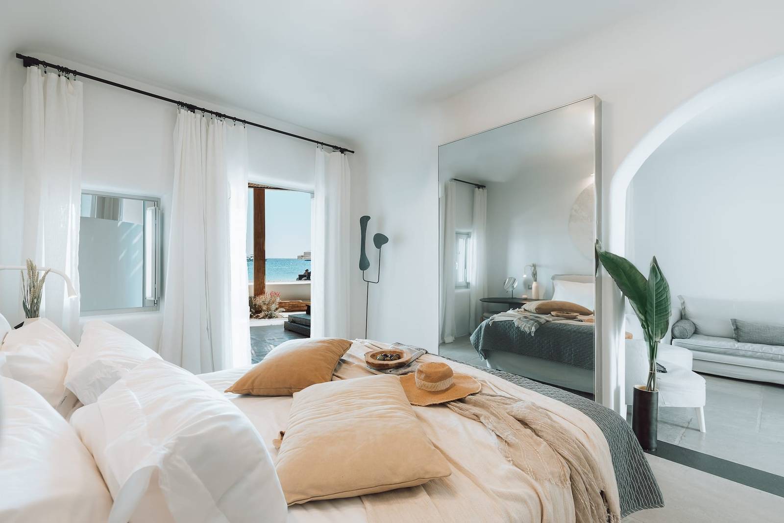 Mykonos Ammos Hotel 看得到海的白色套房
