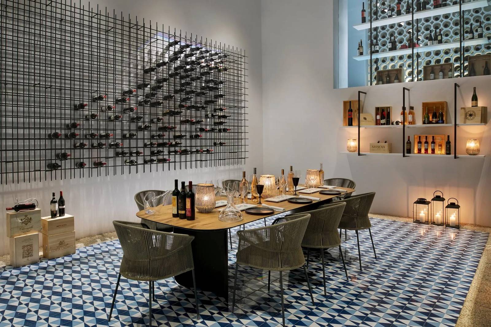 米克諾斯 Mykonos Grand Hotel & Resort 酒窖品酒長桌