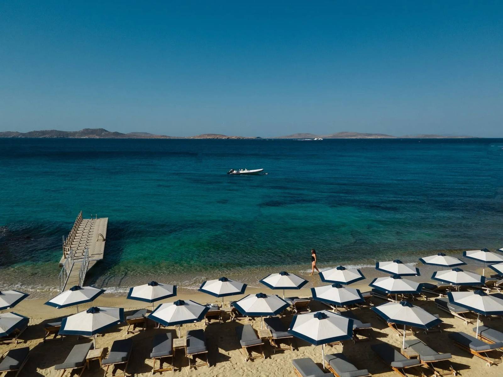 Ayios Yiannis 海灘與對岸的提洛斯島