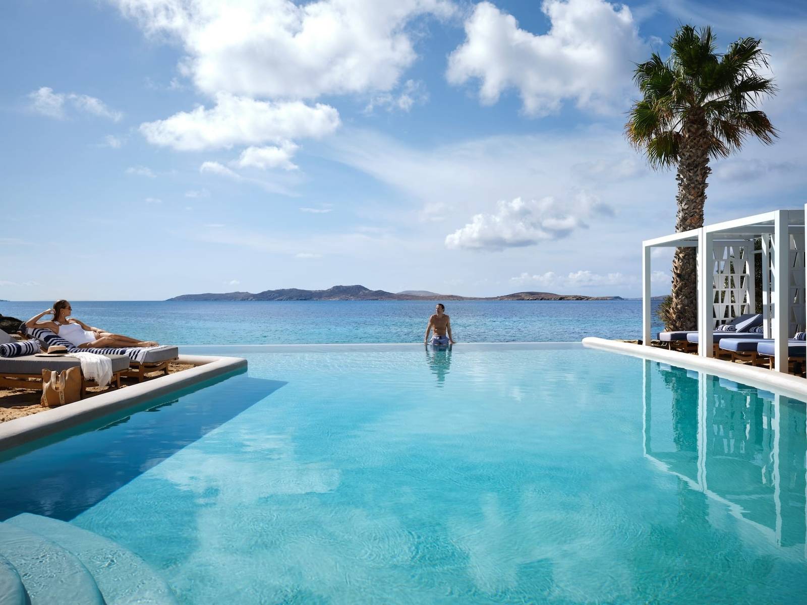 米克諾斯 Mykonos Grand Hotel & Resort 成人專屬無邊際泳池望向愛琴海