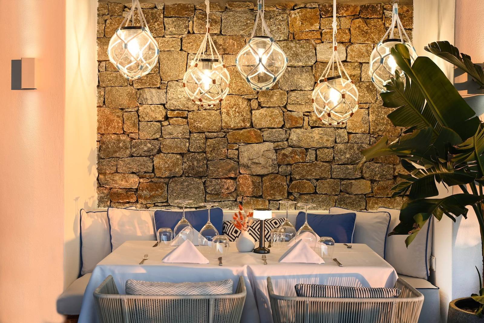 Mykonos Riviera LAFS 餐廳石牆用餐區