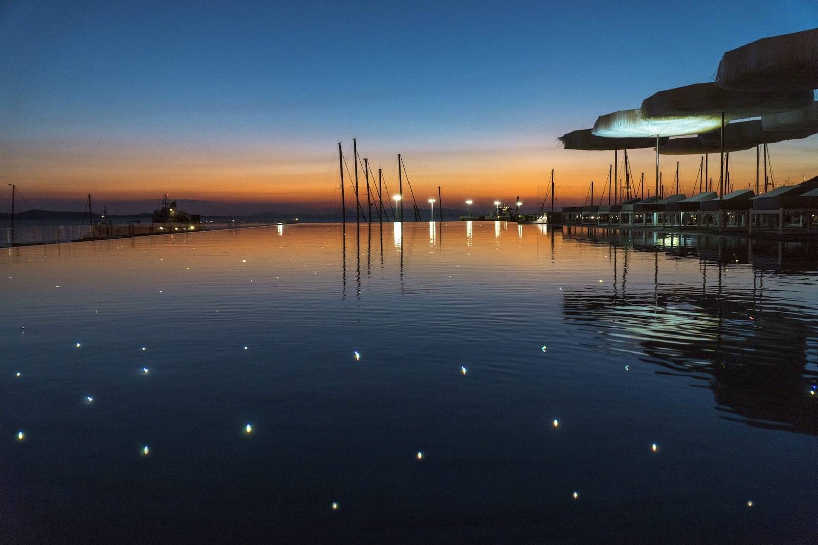 Mykonos Riviera 夜間亮起光纖星光的無邊際泳池