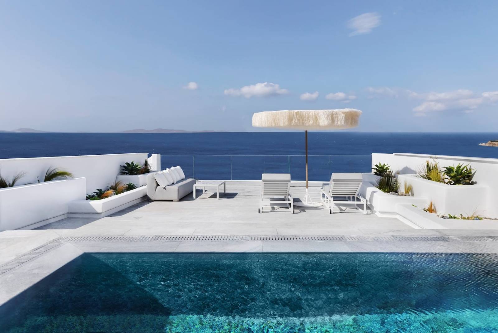 Mykonos Riviera 泳池套房面海露台與私人泳池