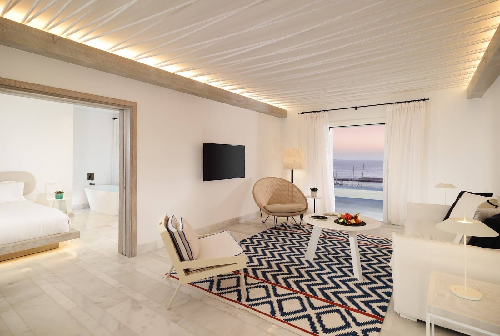 Mykonos Riviera 海景套房起居區