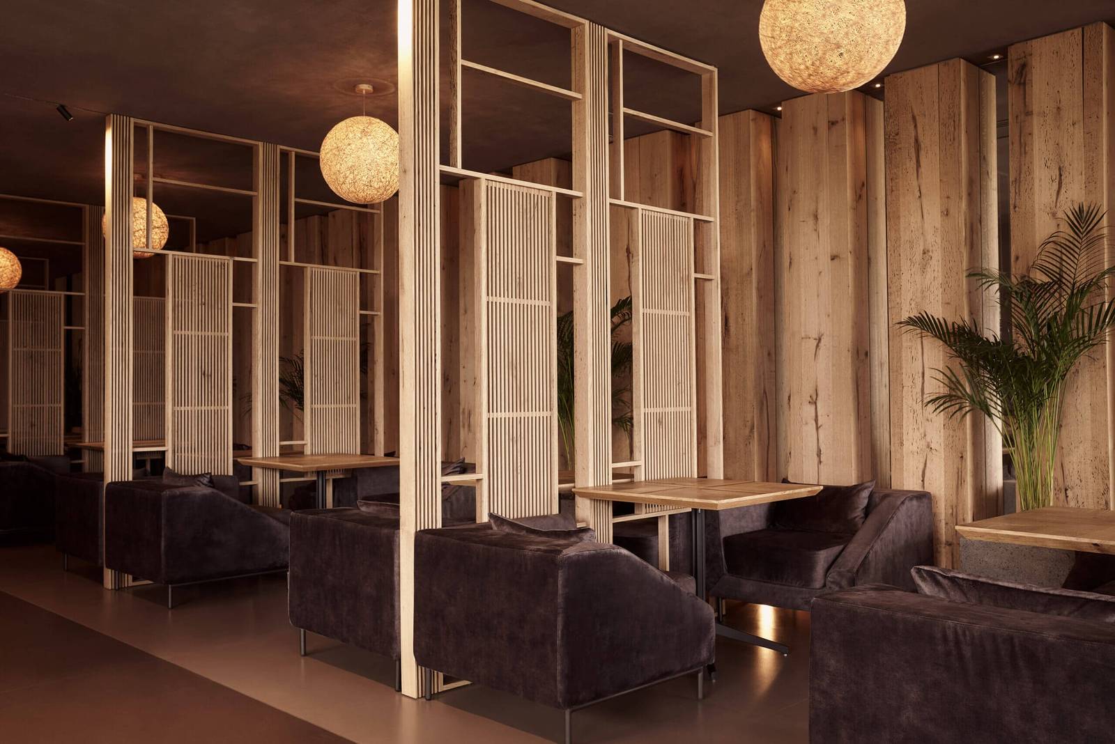 Rizes Cretan Gastrobar 木質室內座位
