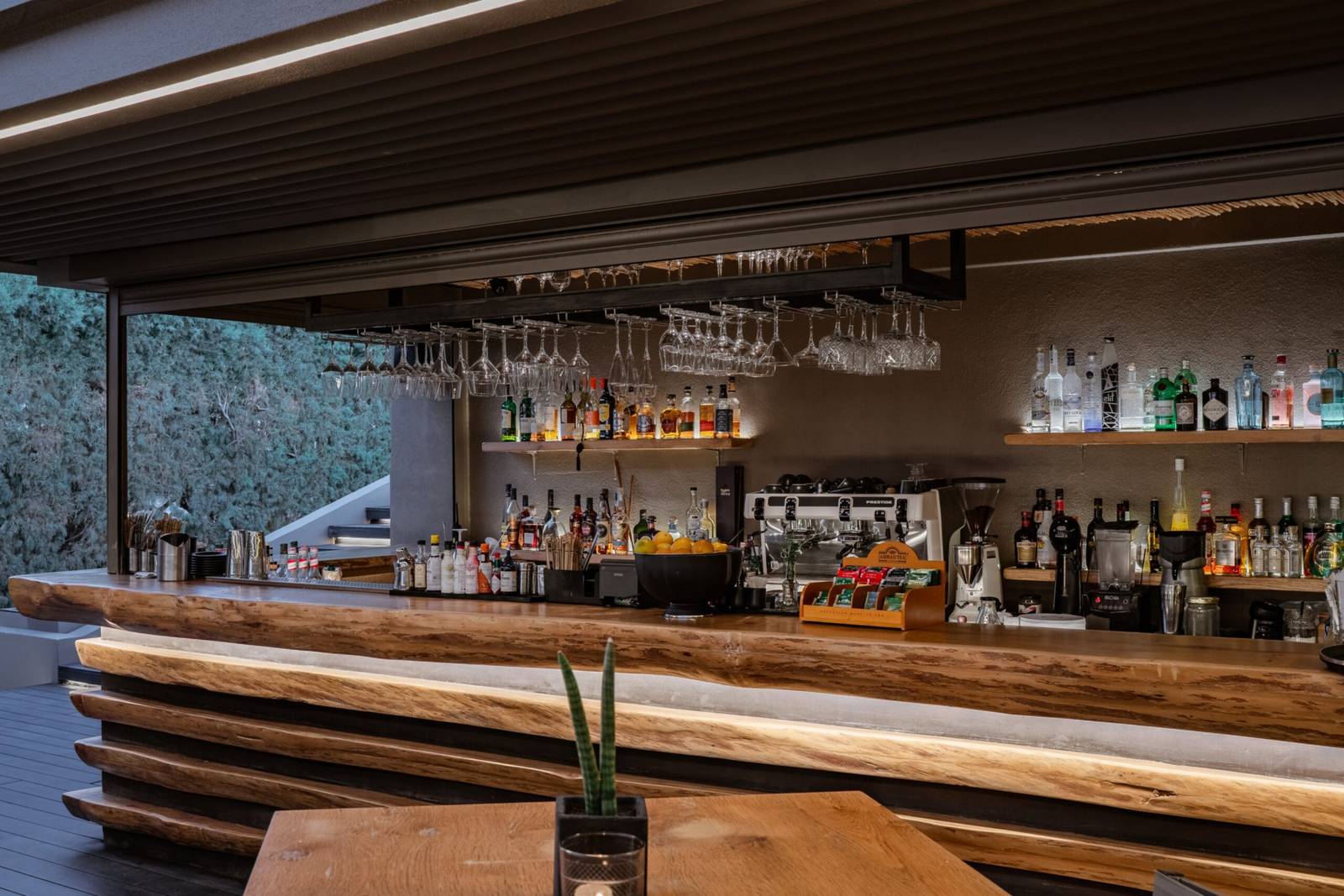 The Divine Bar 木質吧台