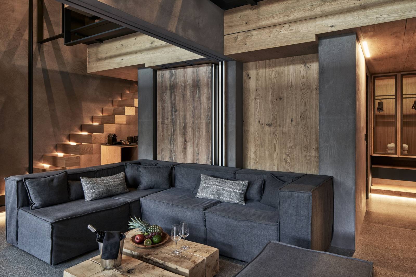 NEMA Suites 挑高起居室與木樓梯