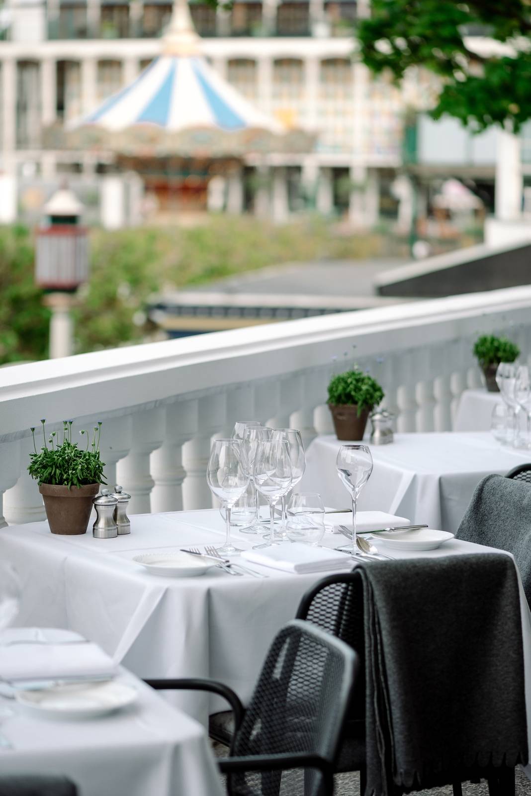 Nimb Brasserie 面向提沃利的陽台餐桌