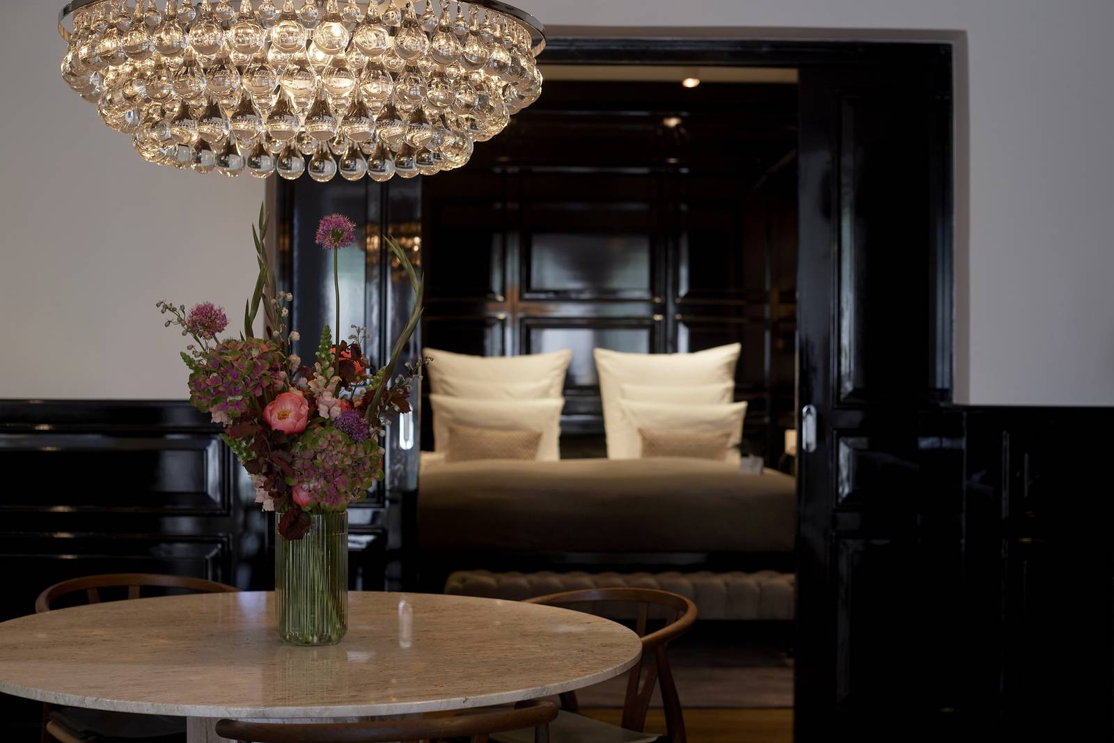 Nimb Hotel Executive Suite 水晶吊燈下的起居與臥室