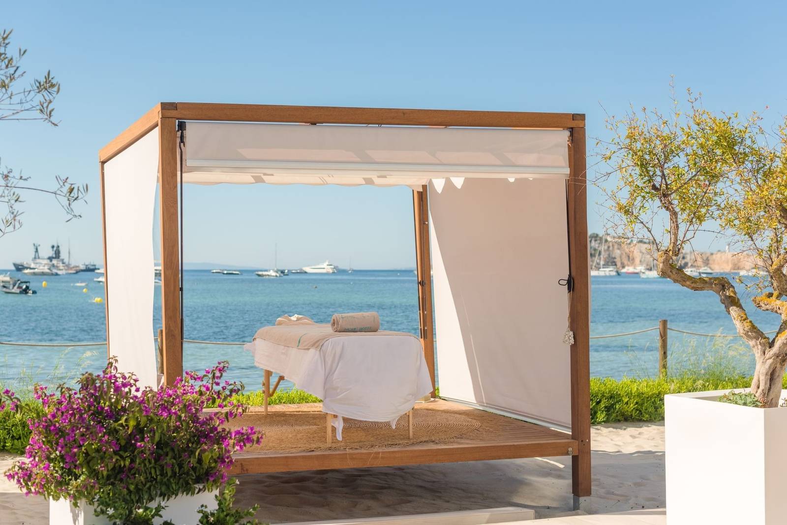 伊維薩島 Nobu Hotel Ibiza Bay海灘上的峇里床