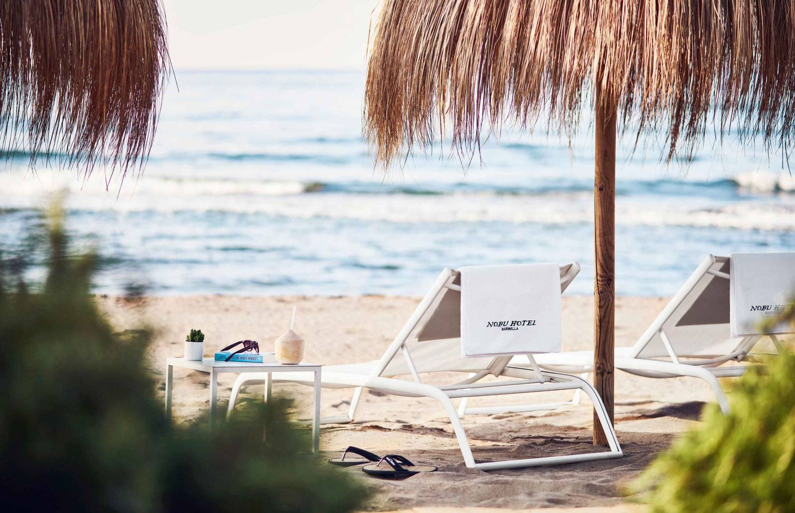馬貝拉 Nobu Hotel Marbella 附近海灘的躺椅與草傘