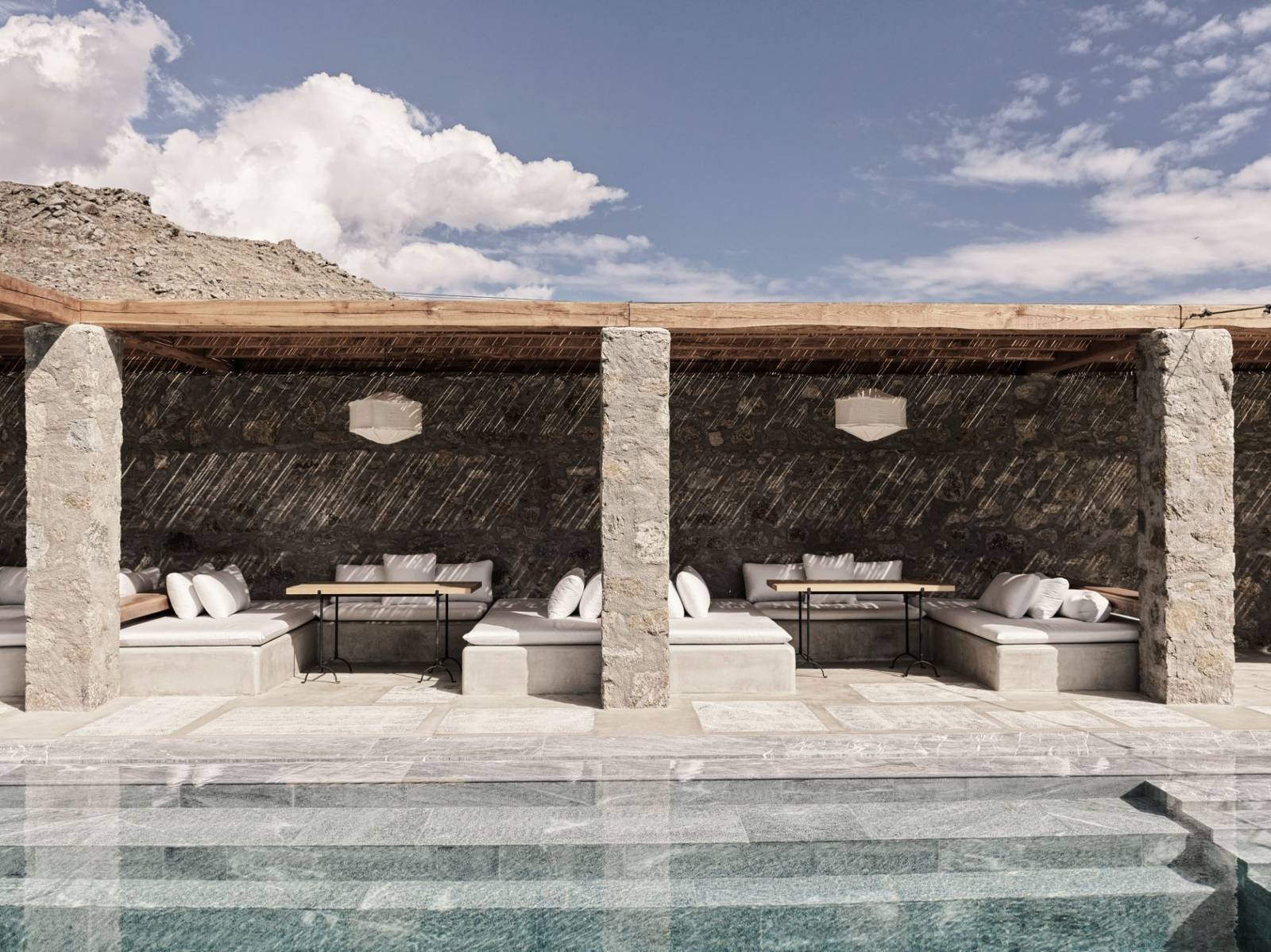 Nomad Mykonos 公共泳池與涼棚躺椅