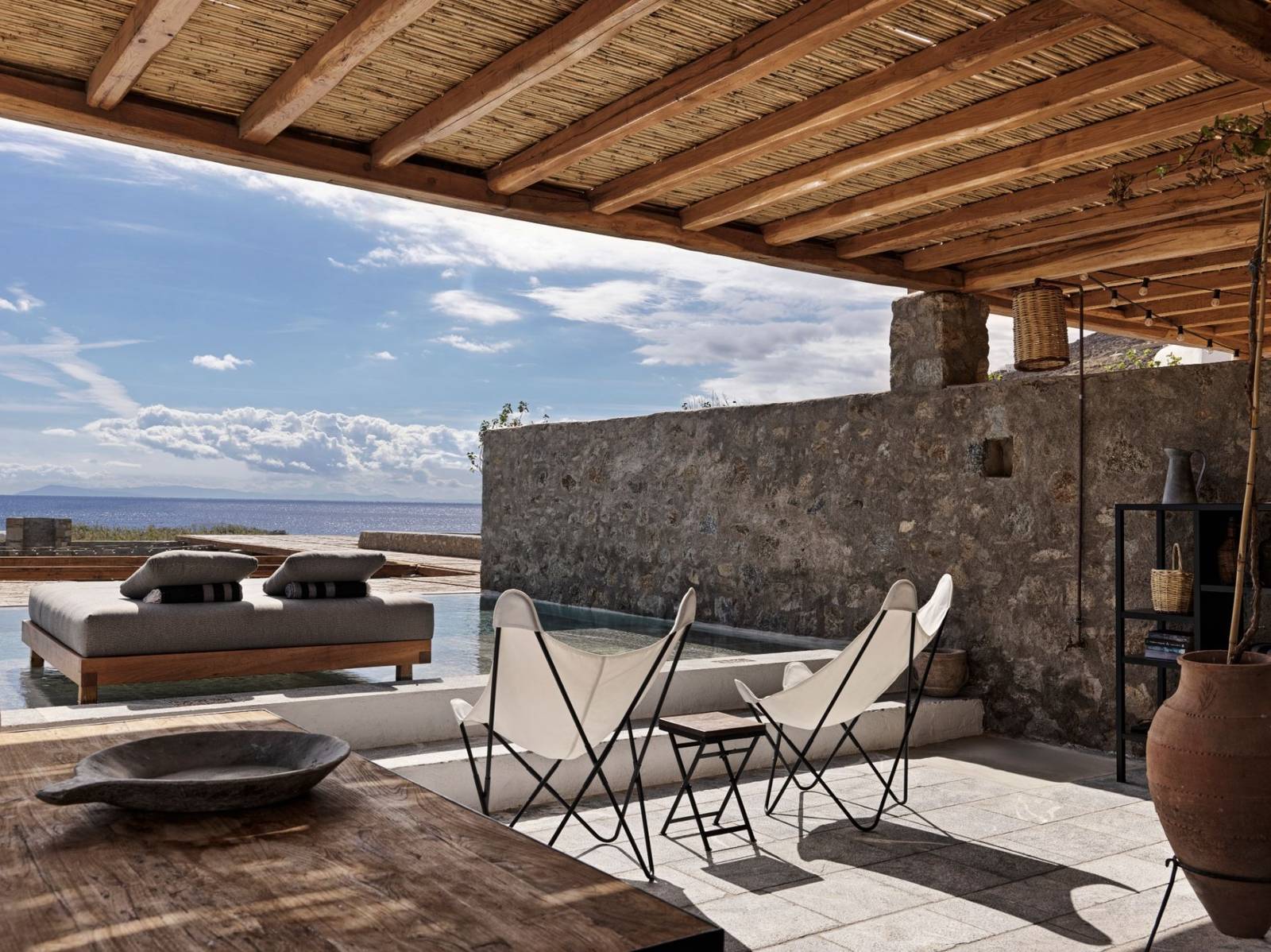 Nomad Mykonos 露台望向 Kalo Livadi 海灣