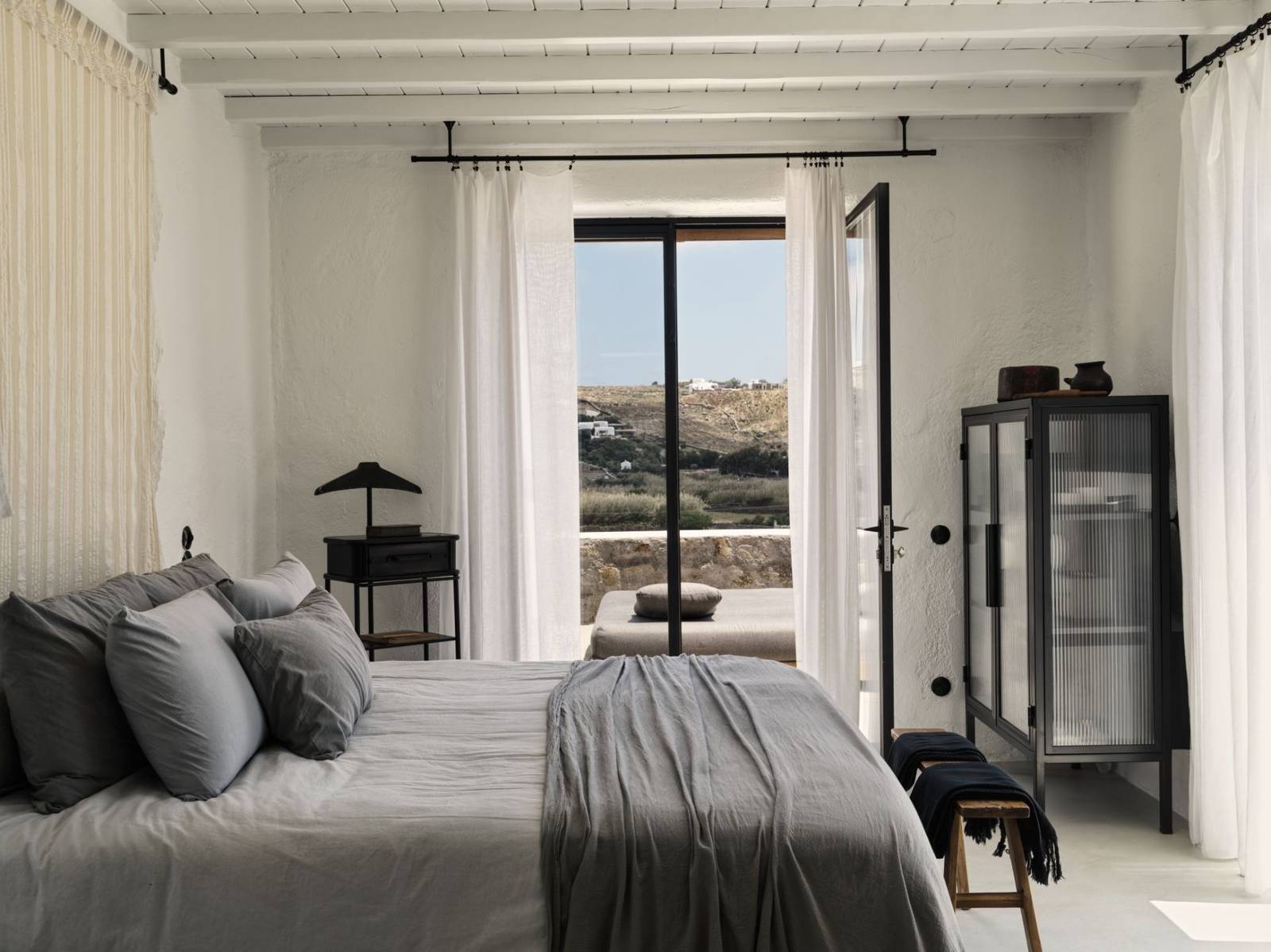 Nomad Mykonos 套房臥室與窗景