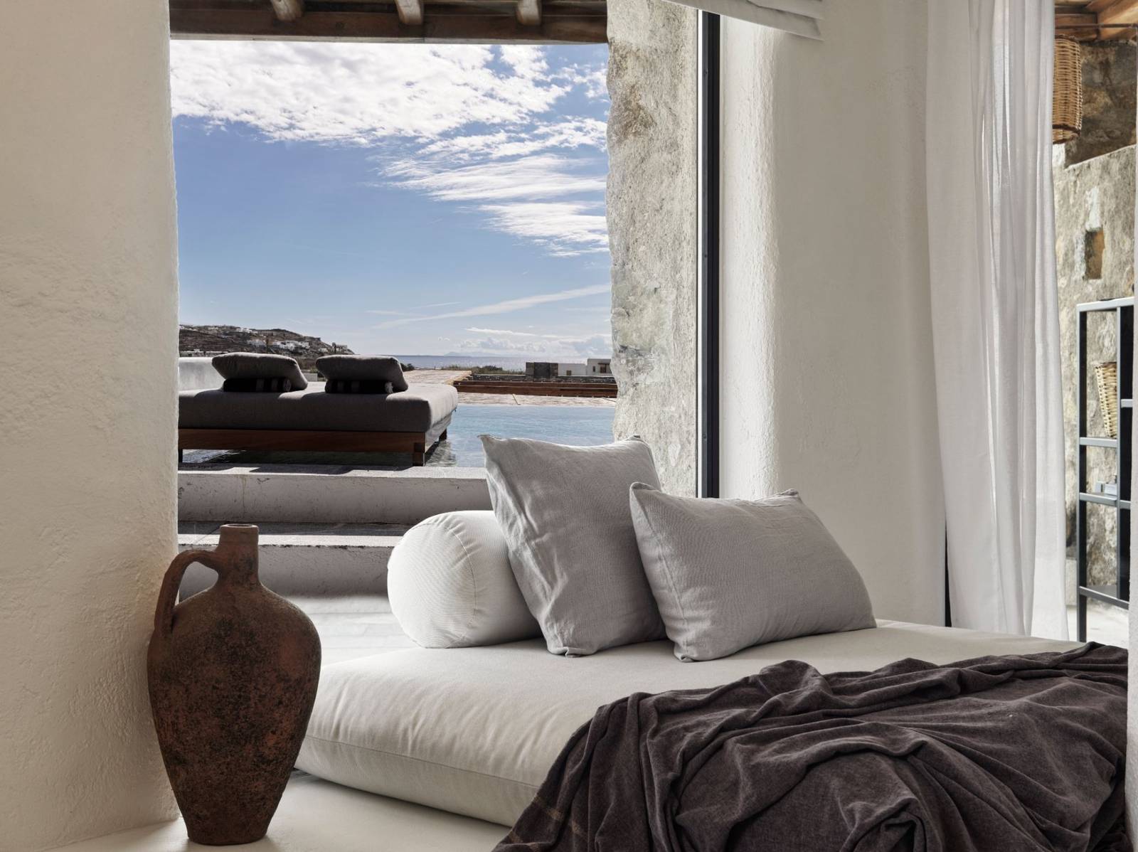 Nomad Mykonos 海景套房起居角落