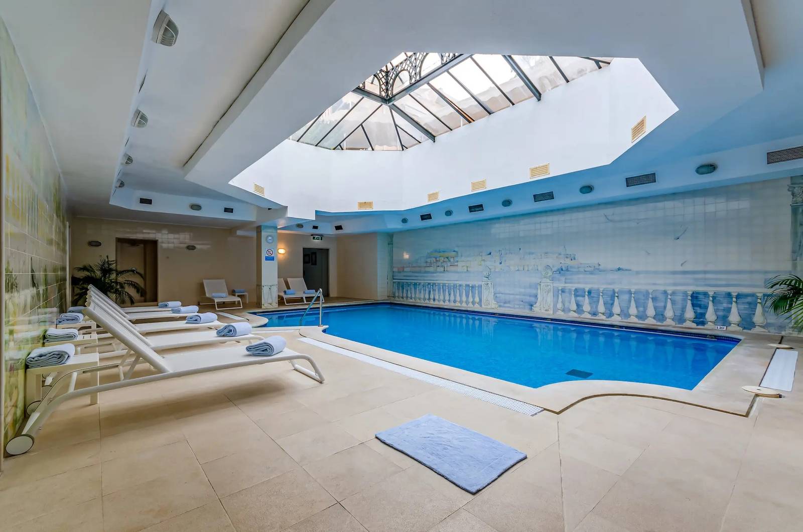 Olissippo Lapa Palace 室內溫水泳池