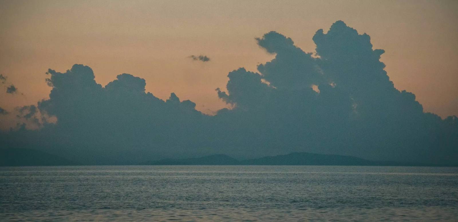 格利法達外海的薩羅尼克灣海景