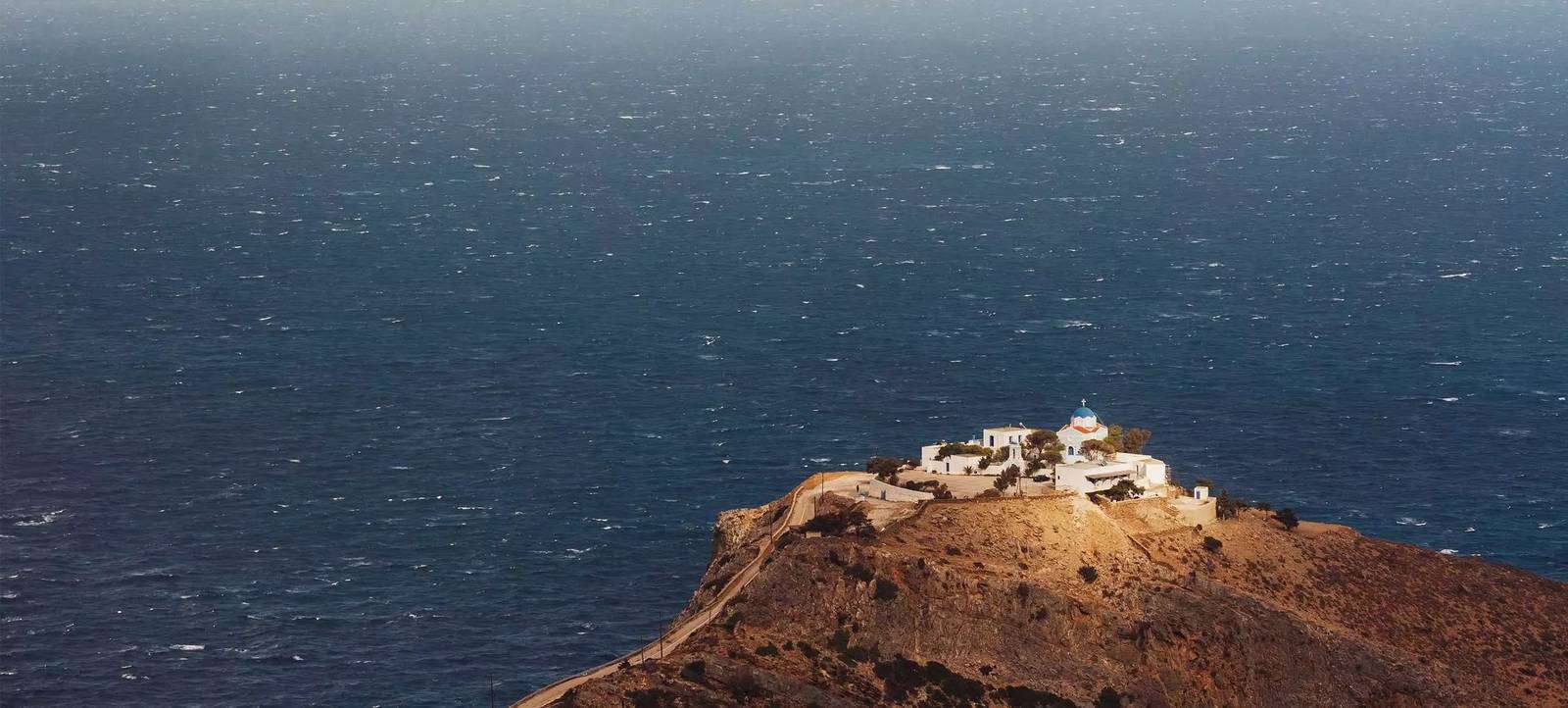 凱阿島海岬上的白色小教堂與愛琴海
