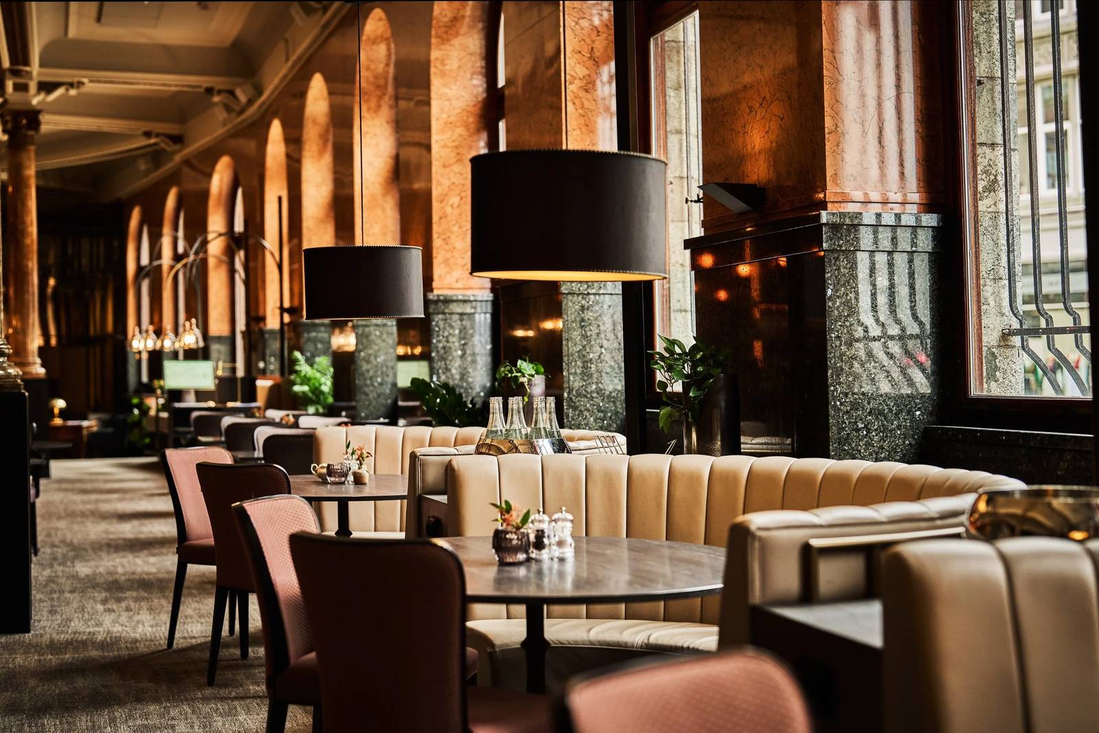 Opus XVI 中庭餐廳用餐區
