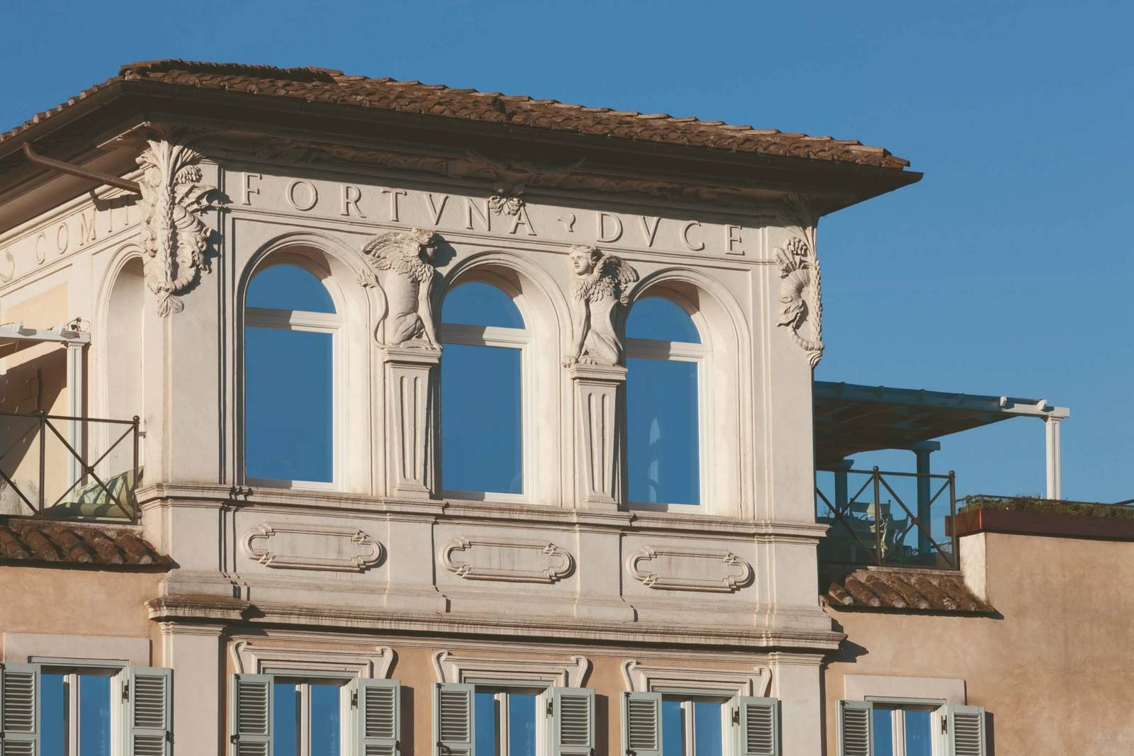 Palazzo Manfredi 十七世紀建築立面與屋頂露台