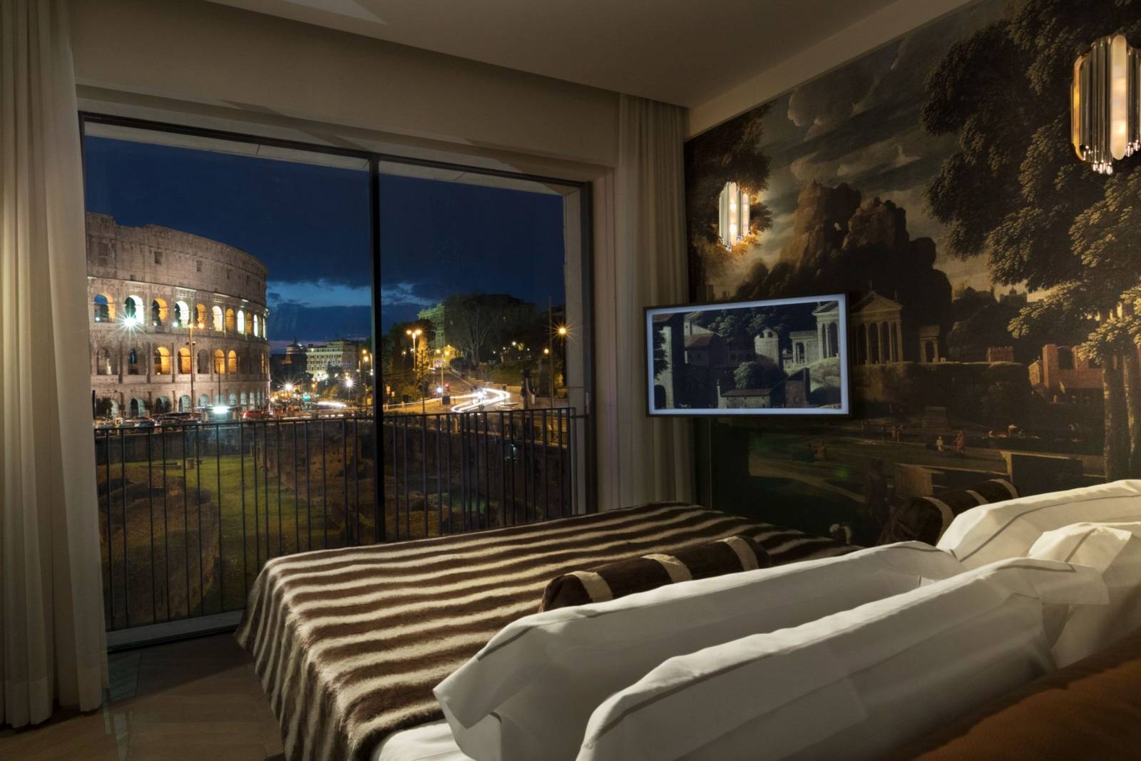 Grand View J Suite 夜晚窗外的競技場燈光