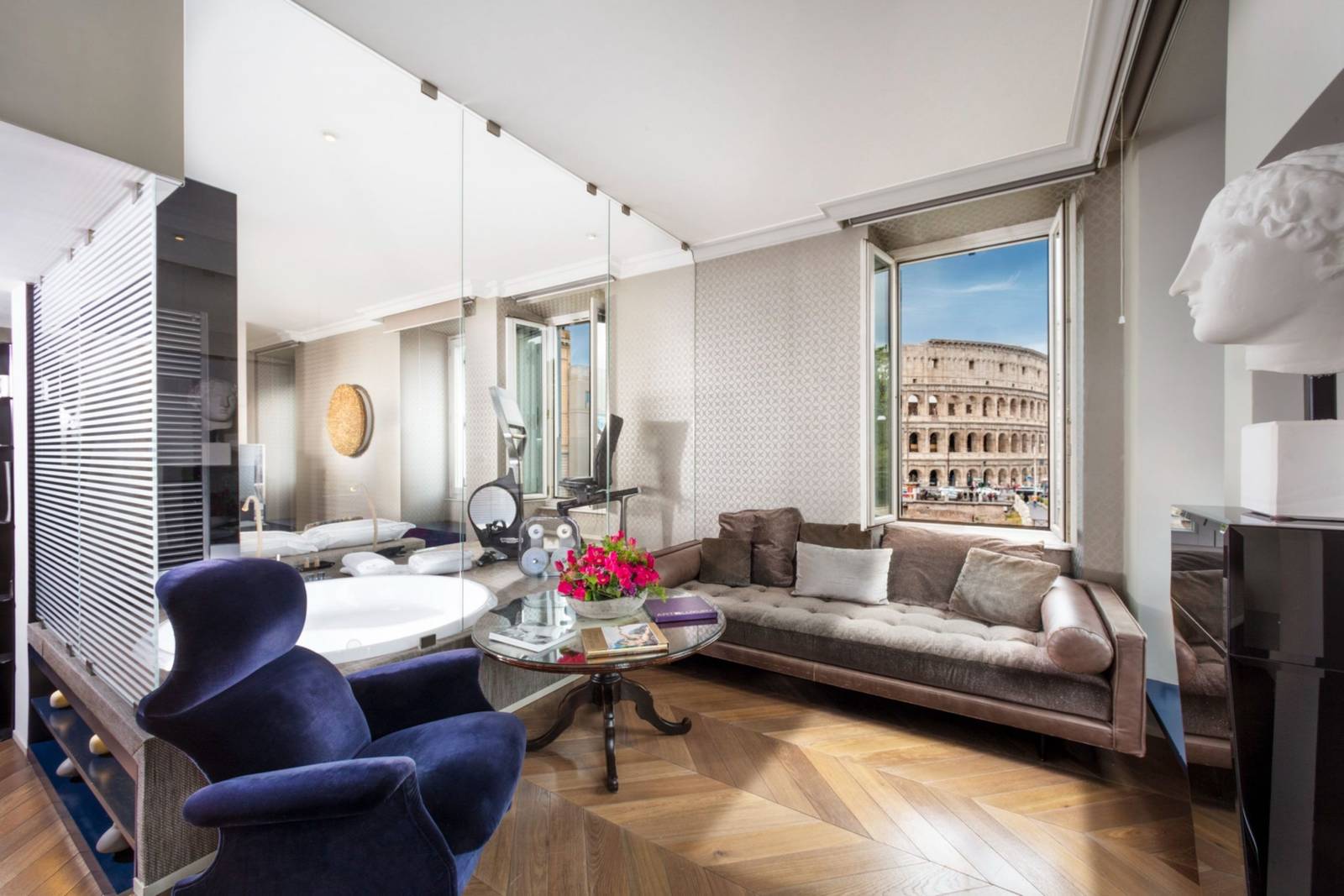 Suite Colosseo 起居區與競技場窗景