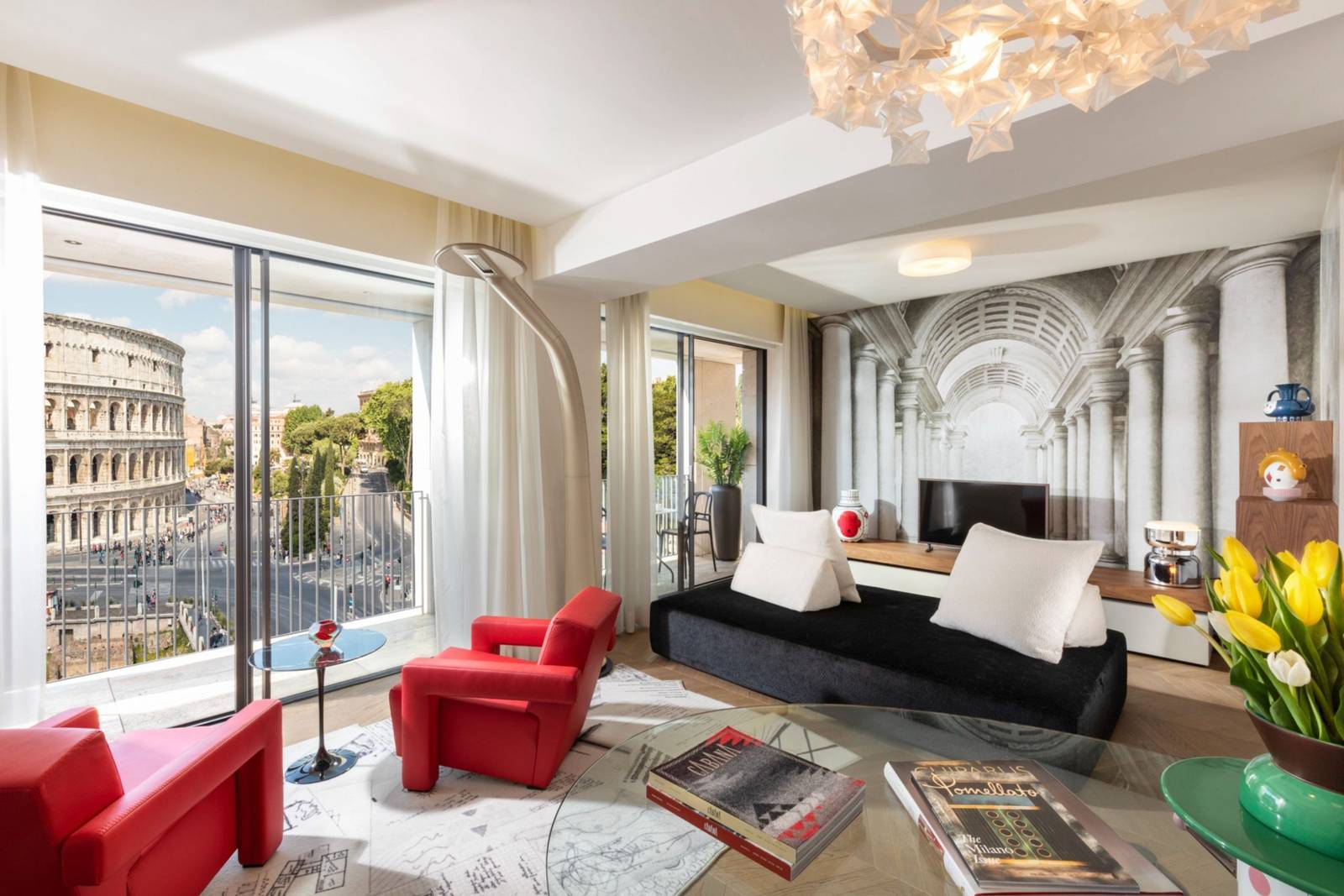 Grand View Gallery Suite 起居室與陽台窗景