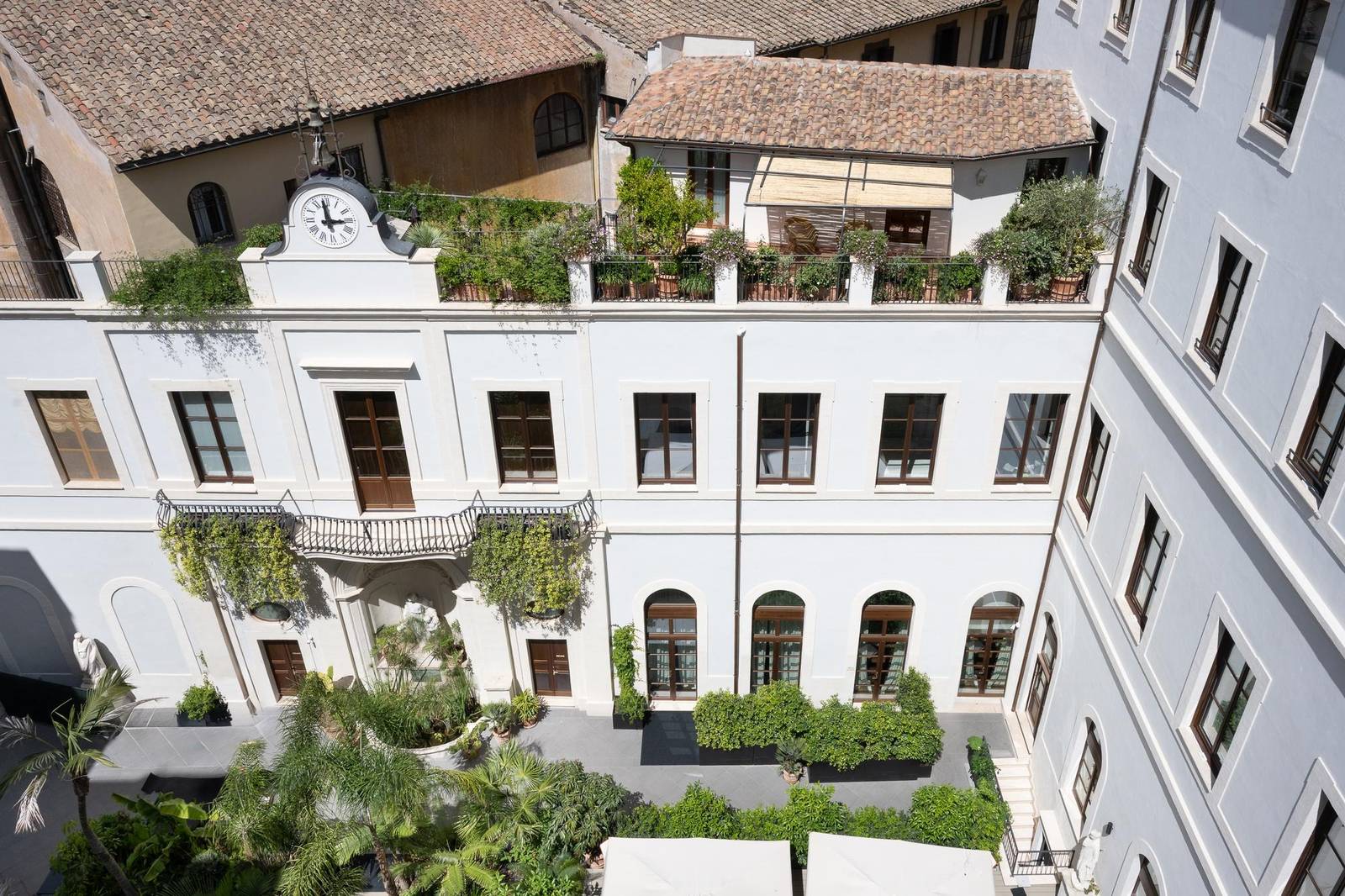 羅馬 Palazzo Talìa 中庭花園與修復後的學院建築