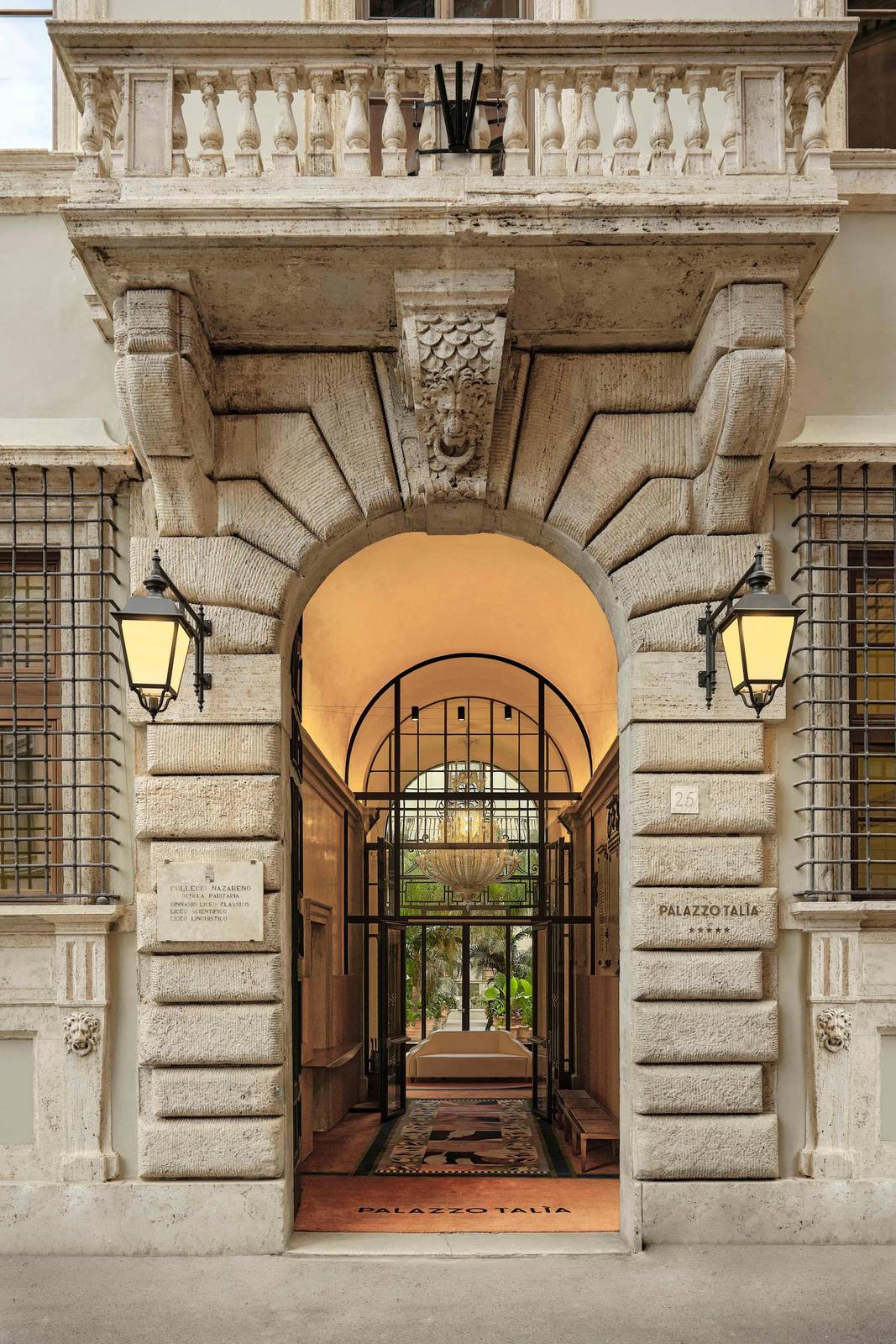 羅馬 Palazzo Talìa 面向 Largo del Nazareno 的正門