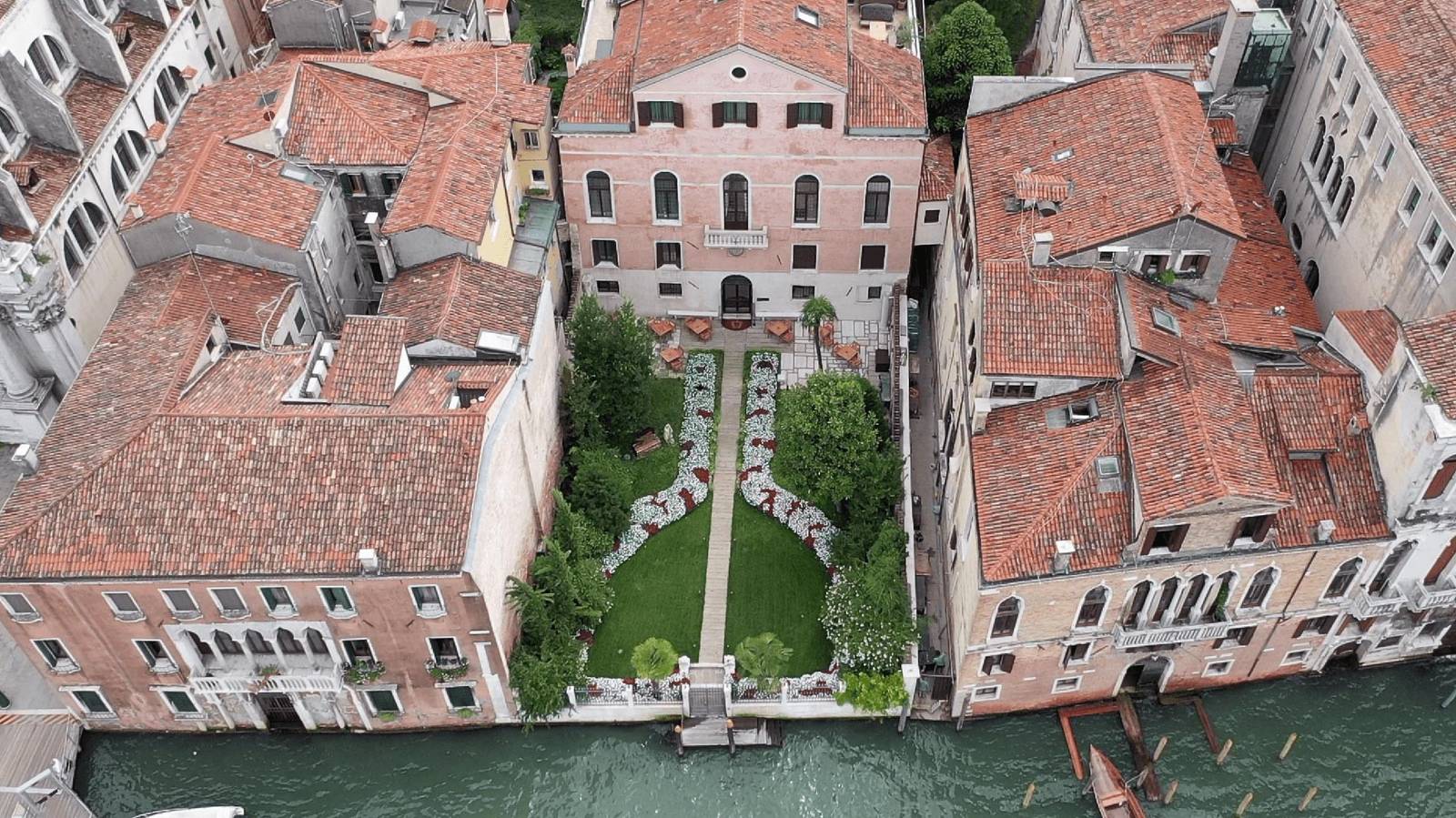 俯瞰 Palazzo Venart 花園與大運河私人碼頭