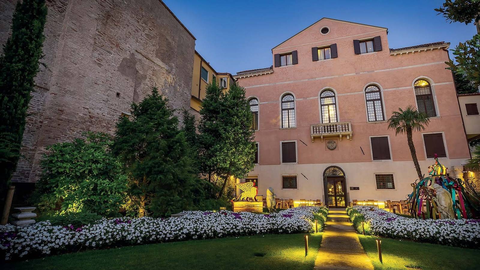 Palazzo Venart 黃昏時的宮殿立面與花園