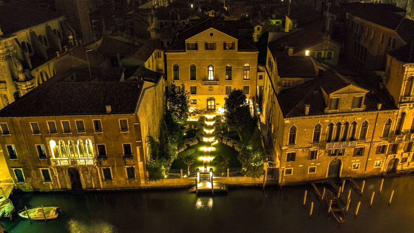 夜晚大運河畔的 Palazzo Venart