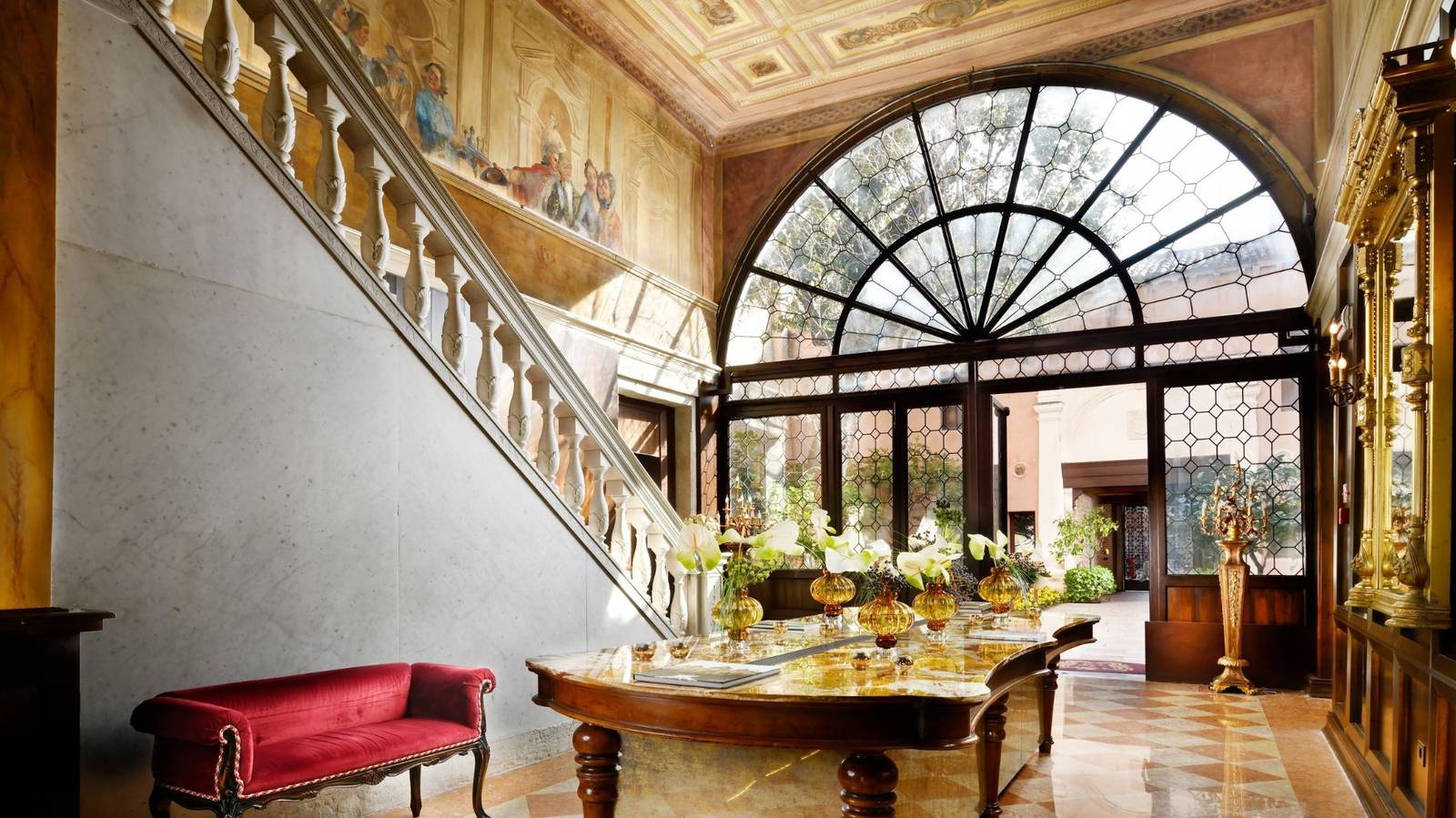 Palazzo Venart 貴族樓層的大廳與石砌樓梯