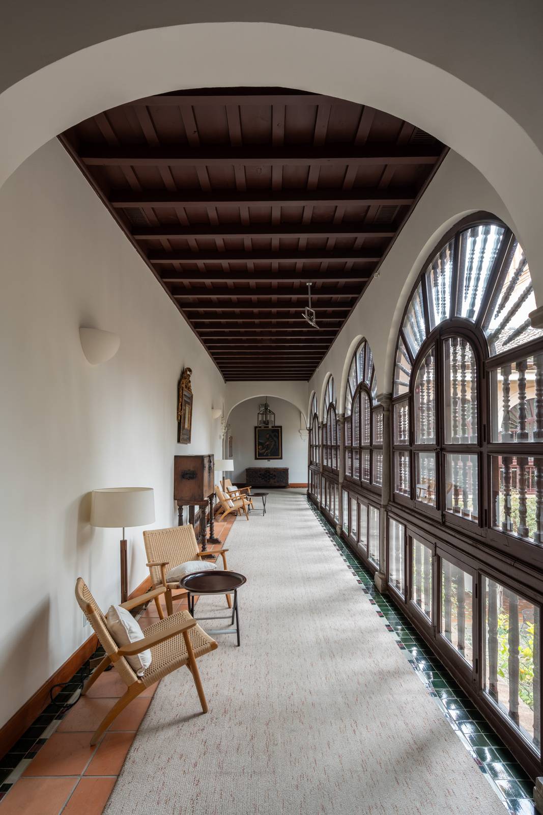 格拉納達 Parador de Granada 迴廊旁的長廊