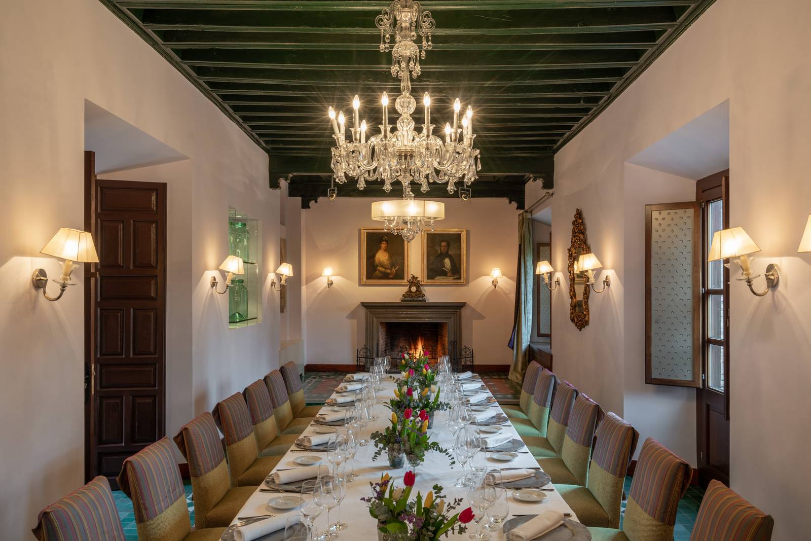 格拉納達 Parador de Granada 浪漫廳宴會長桌