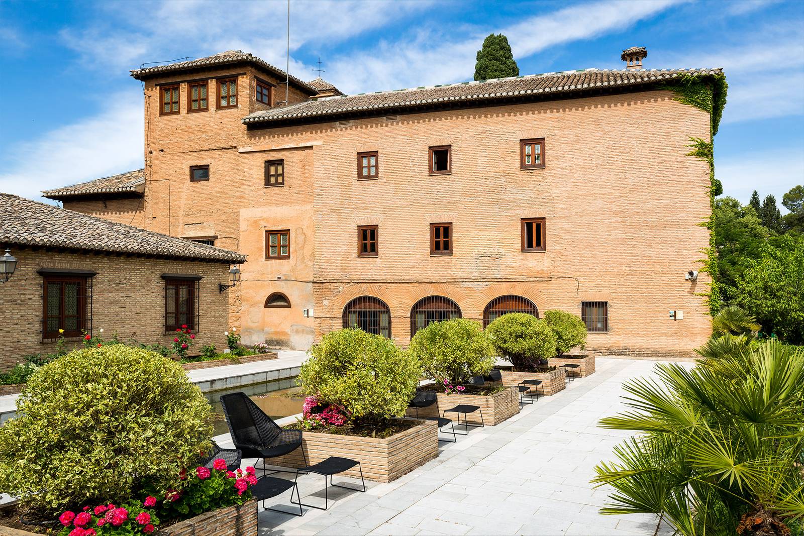 格拉納達 Parador de Granada 紅磚建築與花園露臺