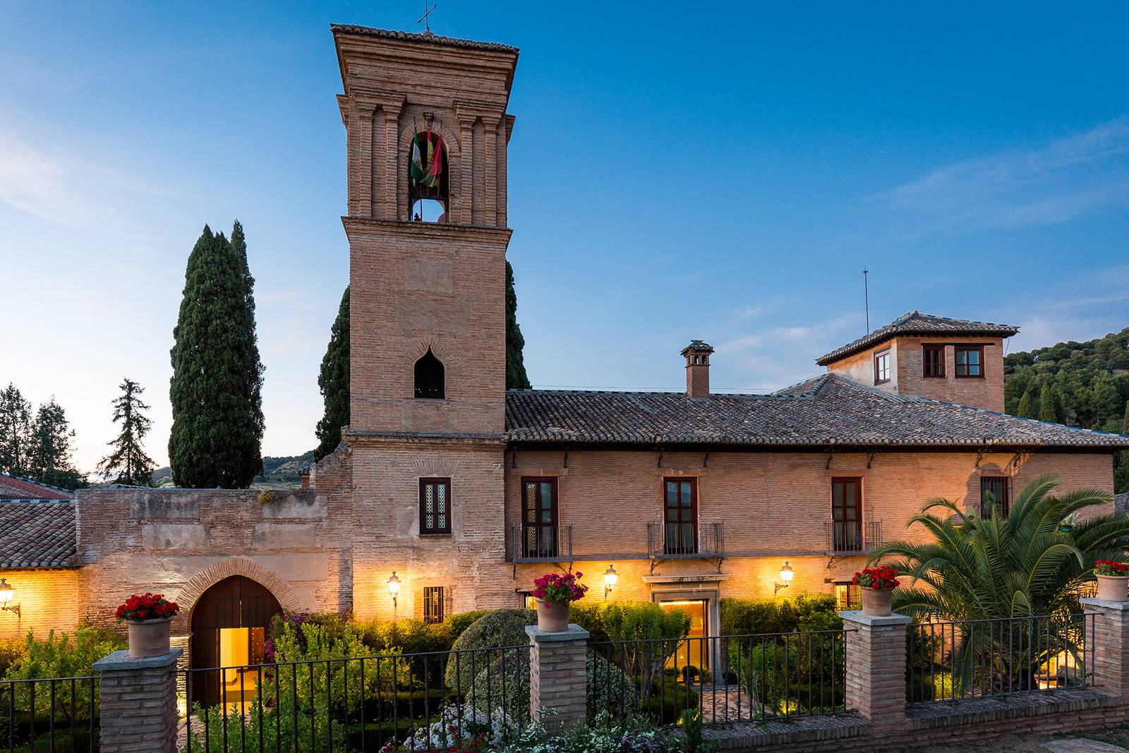 格拉納達 Parador de Granada 鐘樓與修道院建築外觀