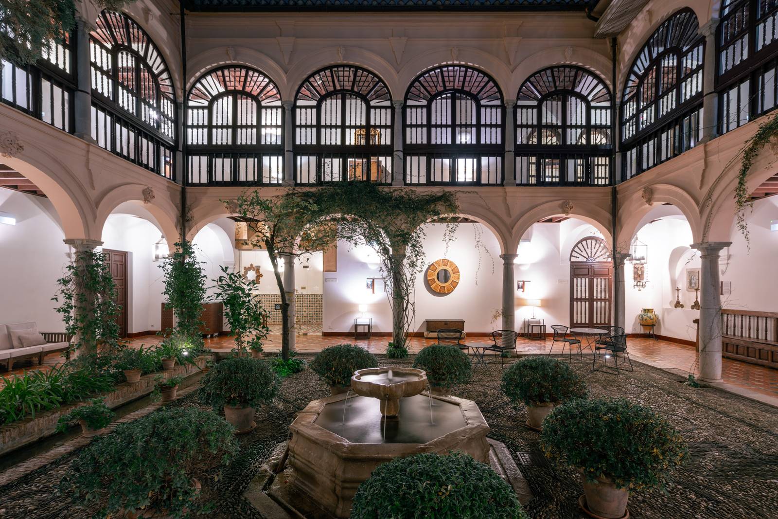 格拉納達 Parador de Granada 修道院迴廊庭院與噴泉