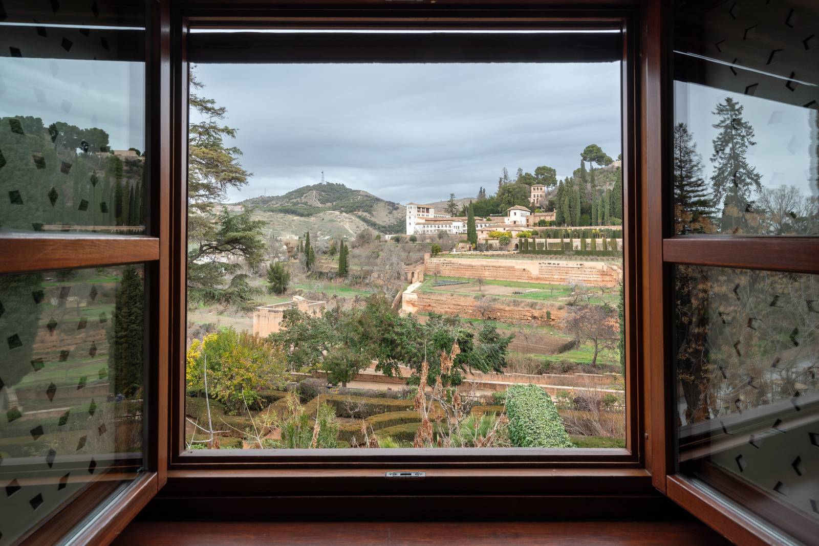 從 Parador de Granada 客房窗外望向赫內拉利費