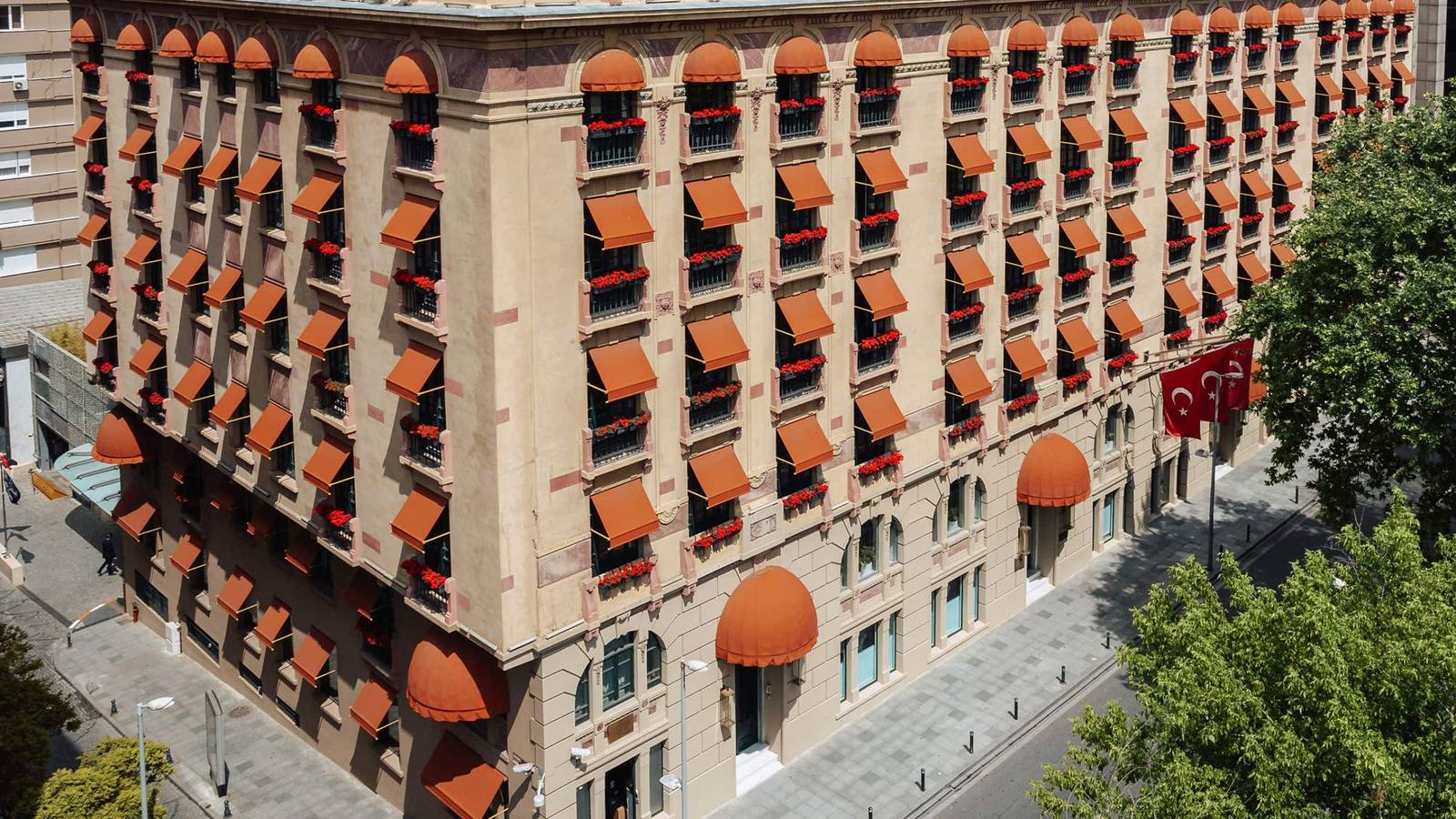 Nişantaşı 林蔭街道旁的酒店建築