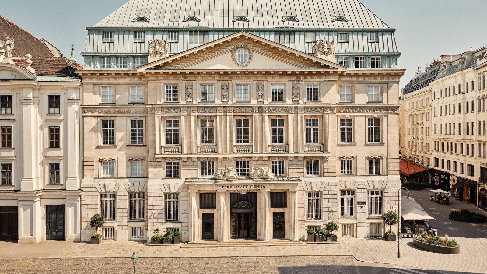 維也納柏悅酒店面向 Am Hof 廣場的歷史銀行建築外觀